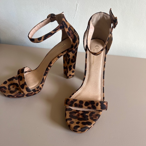 Olivia Ferguson Leopard Print Heels - Picture 4 of 6